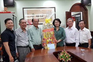 溫陵會館理事接待市祖國陣線委員會代表團。