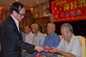 萬盛發集團代表張豐裕向貧困同胞贈送禮物。