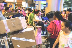 本市新山一機場國際航空港所有出入口擁擠得水洩不通。