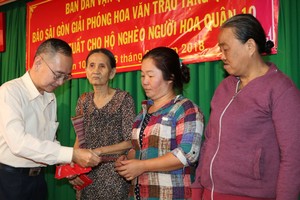 范興主任向華人贈送禮物代金。