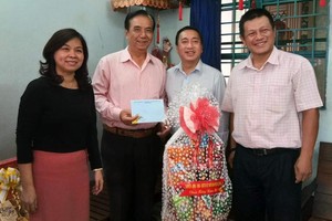 朱杞文同志（右三）獲代表團贈送新年禮物。