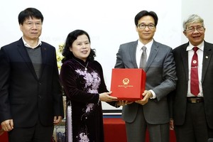 武德膽副總理轉交政府總理的禮物予各位醫師。