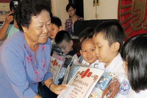 李金梅向優秀生頒獎。