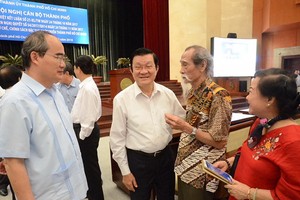 原國家主席張晉創(左二)和市委書記阮善仁(左一)與各代表交流。