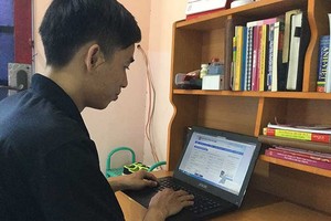 民眾上網查詢自己的社保資訊。