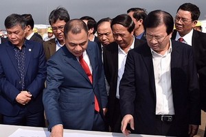 政府副總理鄭廷勇(右一)視察海防市。