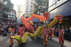 元宵遊行舞龍沿街表演。