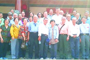 代表團於土龍木市新建天后宮前留影。