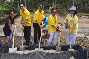 響應薄寮省佛教慈善會、鴻民縣寧盛利A鄉樓房1邑領導的籲請，本市貧窮病人輔助會真心分會主席陳文秋、丹麥華僑劉先禮先生同家人於日前赴該鄉舉行便民橋動工儀式