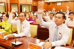 市人民議會各代表表決通過多項決議。