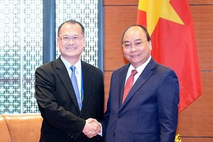 阮春福總理接見新華集團董事長蔡冠深。