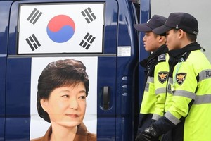 韓國警方在法院外巡邏。