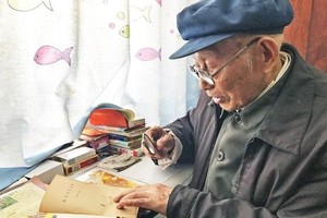 百歲老人用放大鏡堅持學英語
