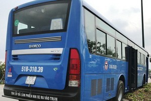 巴士遭卡車逼上人行道