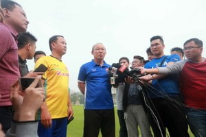 朴恒緒主教練回答新聞媒體的提問。