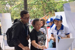 遊客參觀順捷旅行社的展位。