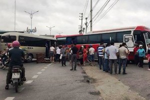 旅遊車撞客車 14 人受傷