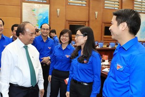 阮春福總理與共青團員在會議上交流。