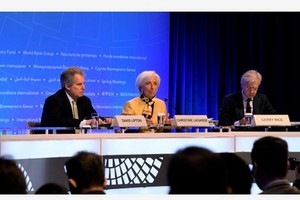 國際貨幣基金組織總裁拉加德（中）會議上發言。