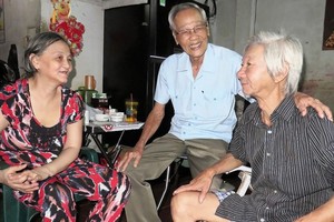 黃功晉老伯（中）親切地探望及關懷街坊鄰里。