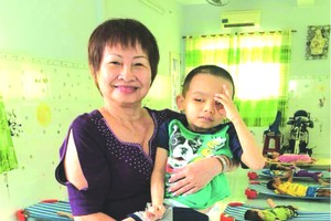 平西市場華人商販應氏蓮發起社會慈善活動，並於昨(27)日組團前往看望天福孤兒院。