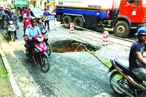 眾多路人驚訝發現位於慶和省芽莊市的黎鴻鋒街出現了1個大坑。