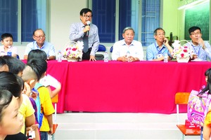 張世豪董事長在去年開學式上鼓勵貧困學生 努力求學。