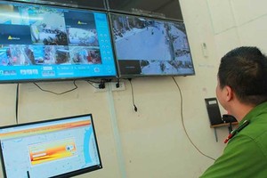 范伍老坊公安觀察在西人區攝像系統輸送來的錄像。