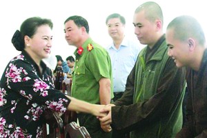 國會主席阮氏金銀和芹苴市1號選舉單位的國會代表團昨(4)日上午與豐田縣美慶鄉選民接觸。