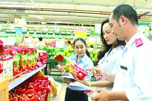 職能力量檢查食品質量。