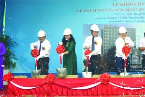 　　市委副書記武氏蓉(左一)按鈴正式啟動工 程奠基儀式。