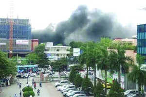 越法醫院冒起濃煙。