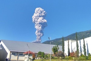 默拉皮火山突然噴發。
