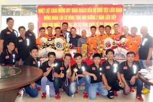 劉家明、林日民(後排右八、九)與團中兄弟在慶功宴上留影。