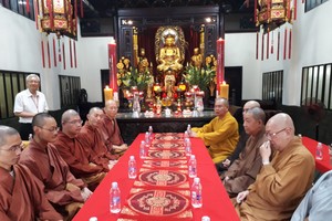 市華人佛教會在萬佛寺接待訪問團。