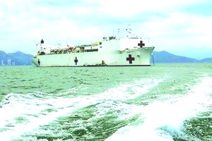 美國仁慈號醫療艦抵達芽莊