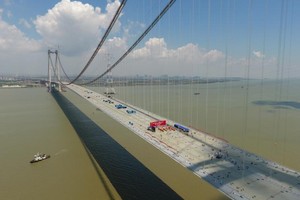 世界第一跨徑鋼箱樑懸索橋合龍