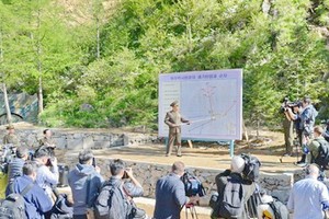 朝方人士向各國記者團介紹核試驗場拆除方式。
