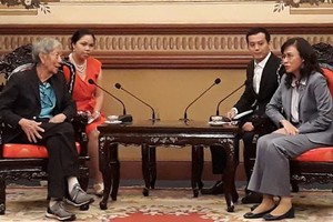 本市人委會副主席阮氏秋（右）會見馬來西亞奧林匹克委員會副委員長SiehKok 