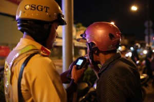 交警正測量駕車者體內的酒精濃度。