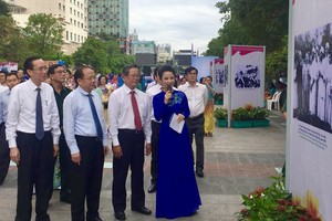 市委常務副書記畢成剛、市人委會常務副主席黎青廉、以及眾多婦女、青年代表出席。