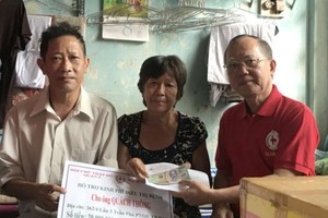 盧耀南理事長向郭通夫婦移交贊助金。