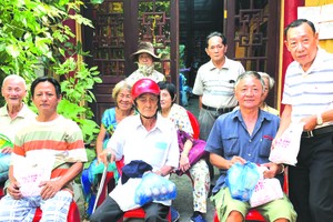 第五郡福建二府會館昨(15)日上午向各位福建高齡鄉親和孤寡長者贈送端午節福建肉粽。