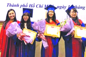 阮氏瓊雲主任獎勵優秀生。