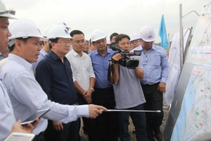 政府副總理鄭廷勇（左二）檢查忠良－美順高速項目進度。