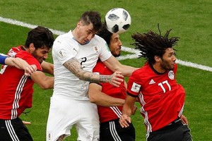 Gimenez(白衣)頭槌進球。