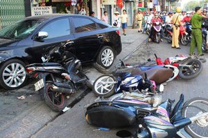 在舊邑郡潘文治街發生的汽車撞向6輛摩托車的連環交通事故，原因是車速失控所致。 潘文治街是正得到建議下調車速的11條街道之一。