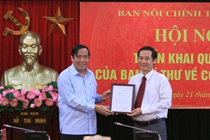 中央組織部常務副部長阮清平向阮泰學同志頒發《決定》