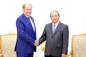 政府總理阮春福昨(22)日下午在政府辦事處，接見意大利首席人壽保險忠利集團(Generali)總裁菲利普‧多納德。