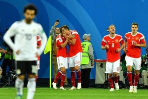 薩拉赫（前者）出局了。